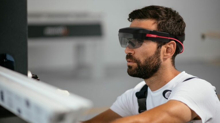 Lenovo представила конкурента HoloLens, очки ThinkReality A6
