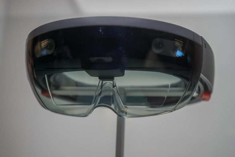 Asus ведёт переговоры с Microsoft о производстве своего варианта HoloLens