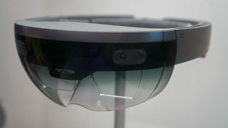 Вторая версия HoloLens может оказаться потребительской