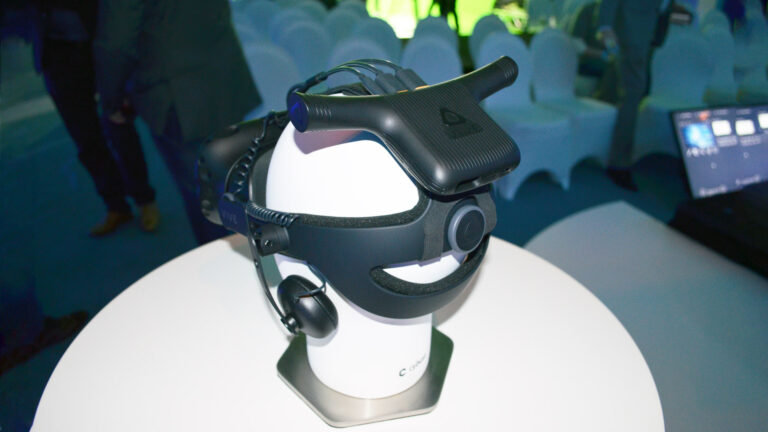 HTC показала собственный беспроводной адаптер для Vive и Vive Pro