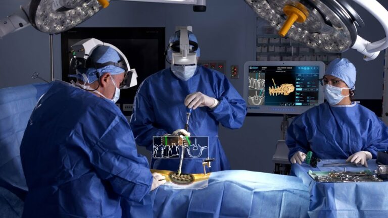 Augmedics добавила ИИ в свою платформу для спинальной хирургии и расширила область её применения