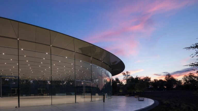 Apple провела презентацию очков сотне ключевых руководителей компании